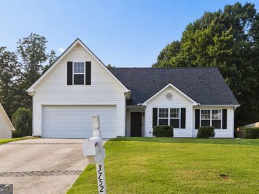 3752 Chesapeake Trace Lane, Flowery Branch, GA 30542
