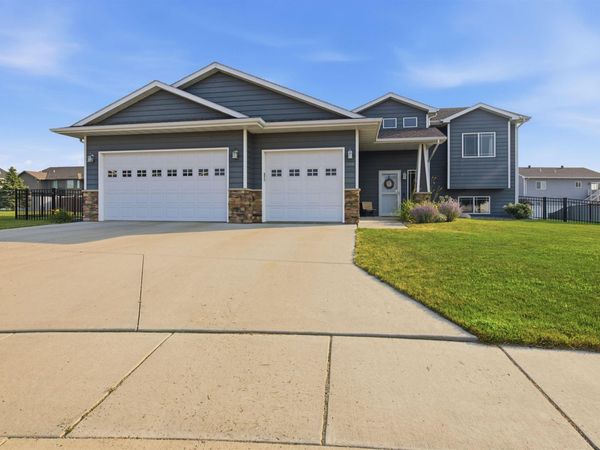 200 Morning Glory Cir, Brookings, SD 57006