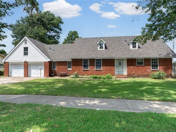 380 S Holly Street , Siloam Springs, AR 72761