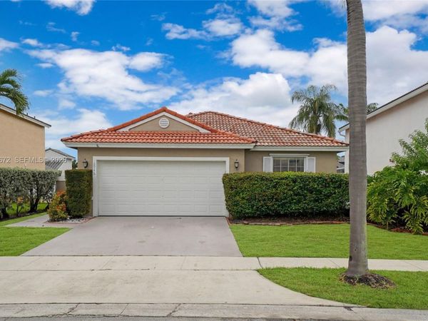 18946 NW 10th St , Pembroke Pines, FL 33029