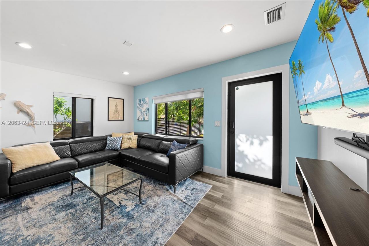 3134 Carter St , Miami, FL 33133 Photo