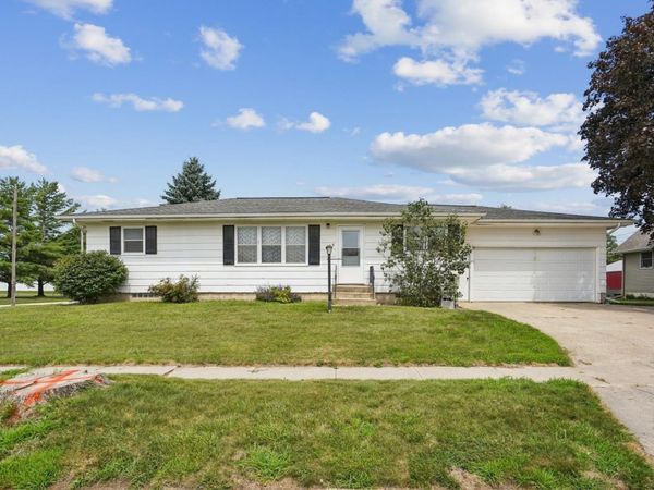 628 2nd Ave W , Cresco, IA 52136