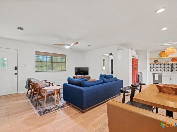 512 W Pecan Drive , Johnson City, TX 78636