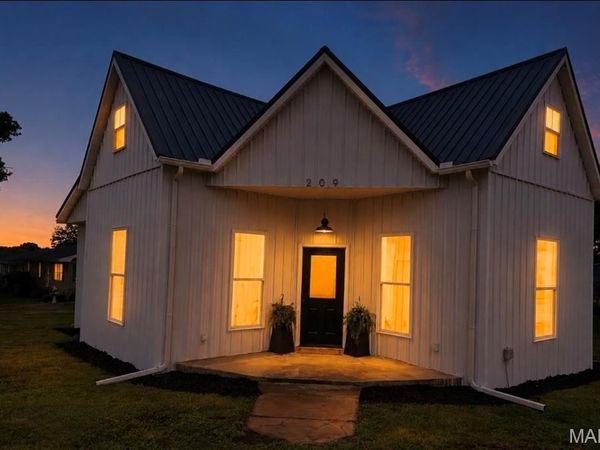 209 E Salling Street , Perry, MO 63462