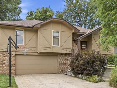 15183 T St, Omaha, NE 68137