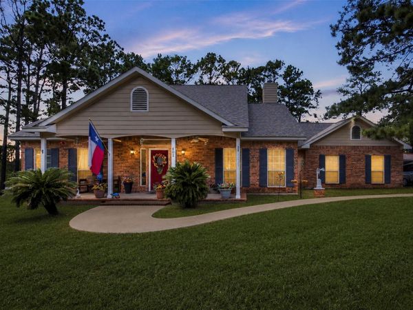 801 Moccasin TRL, La Grange, TX 78945