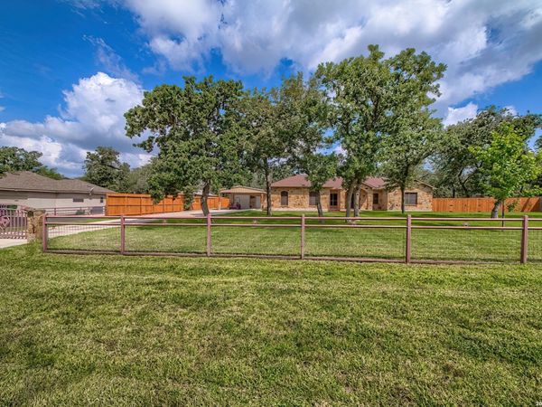173 CHAMPIONS BLVD, La Vernia, TX 78121
