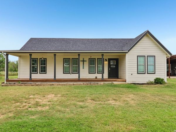 1213 County Road 1670, Moore, TX 78057