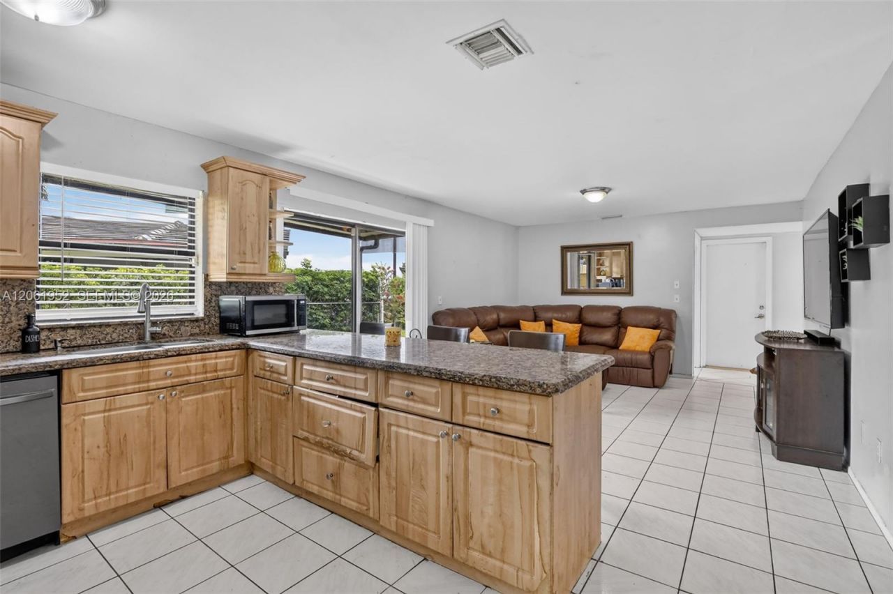 1580 SW 87th Ter, Pembroke Pines, FL 33025 Photo