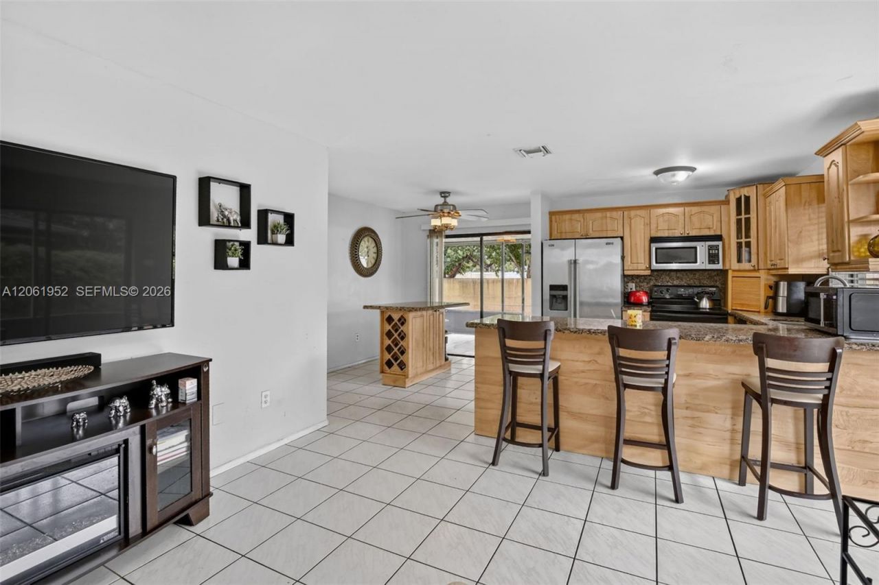 1580 SW 87th Ter, Pembroke Pines, FL 33025 Photo