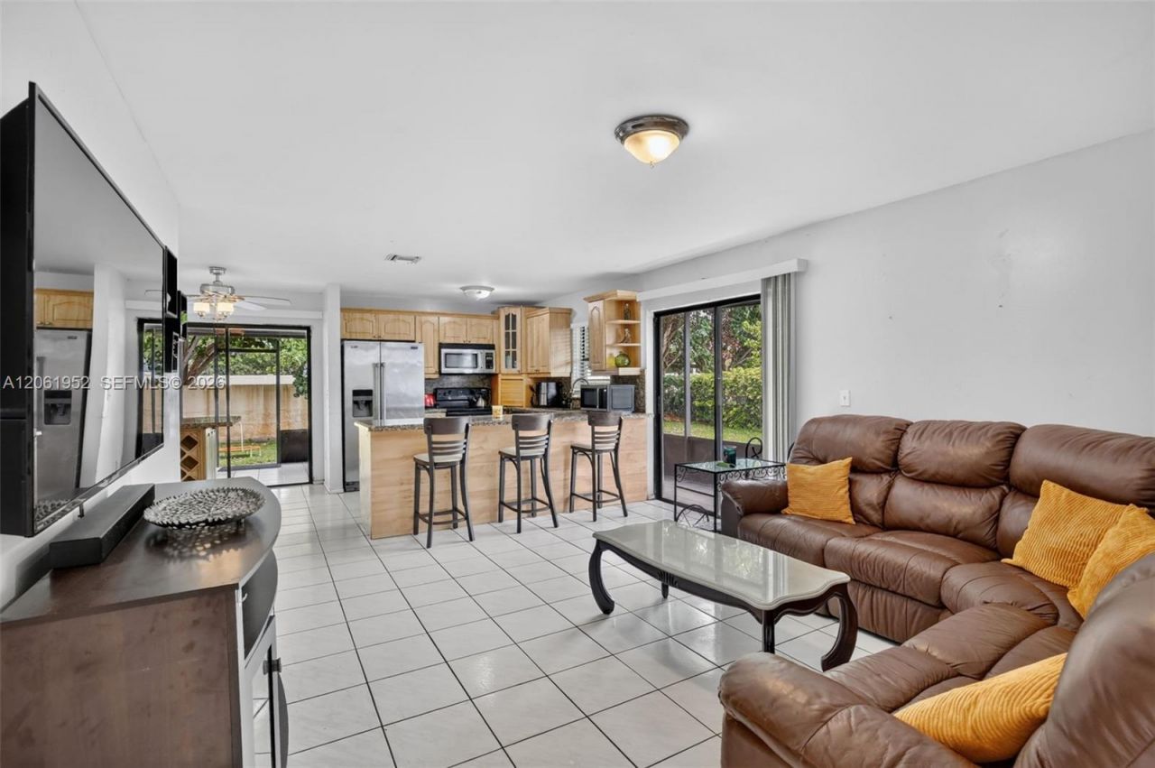 1580 SW 87th Ter, Pembroke Pines, FL 33025 Photo