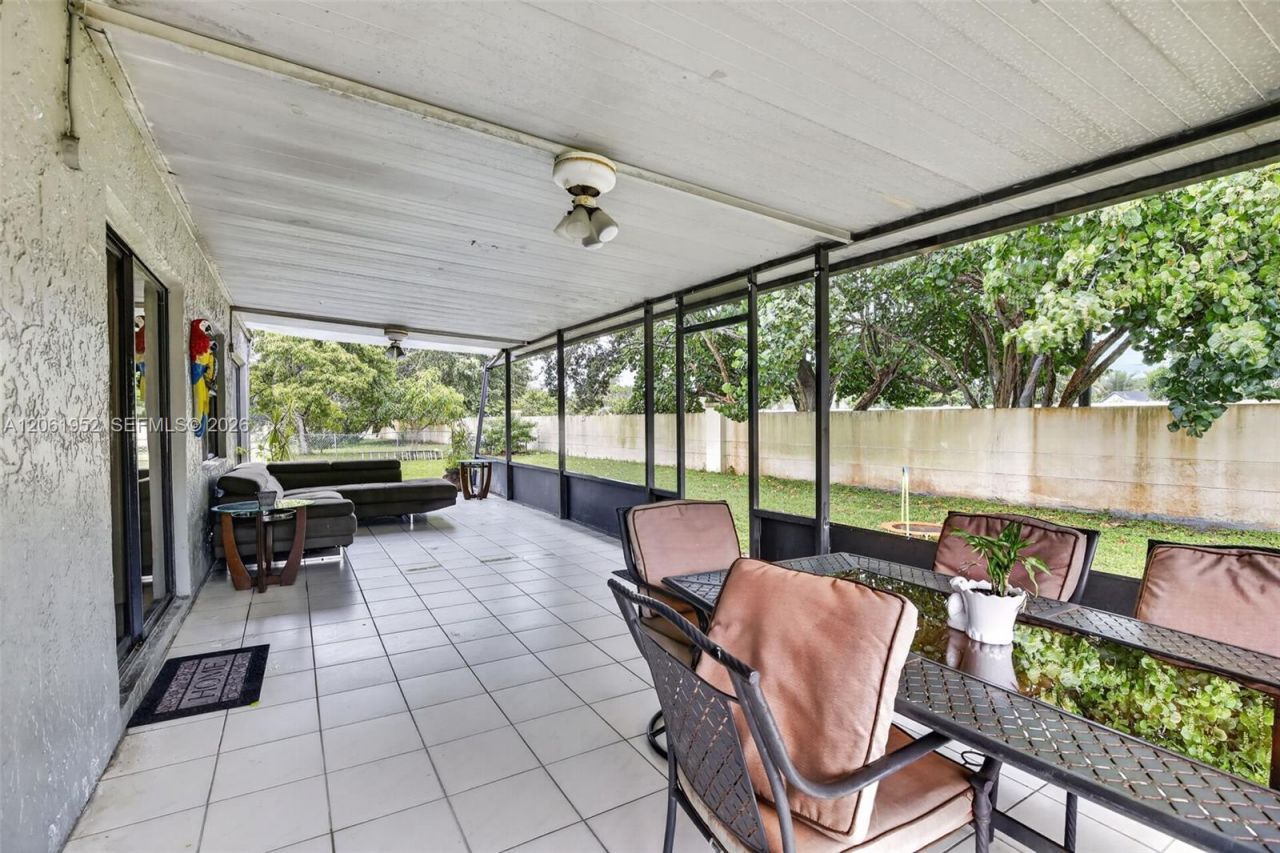 1580 SW 87th Ter, Pembroke Pines, FL 33025 Photo