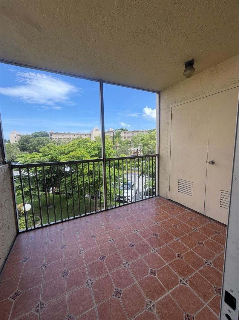 8205 Lake Dr , Unit 306, Doral, FL 33166 Photo