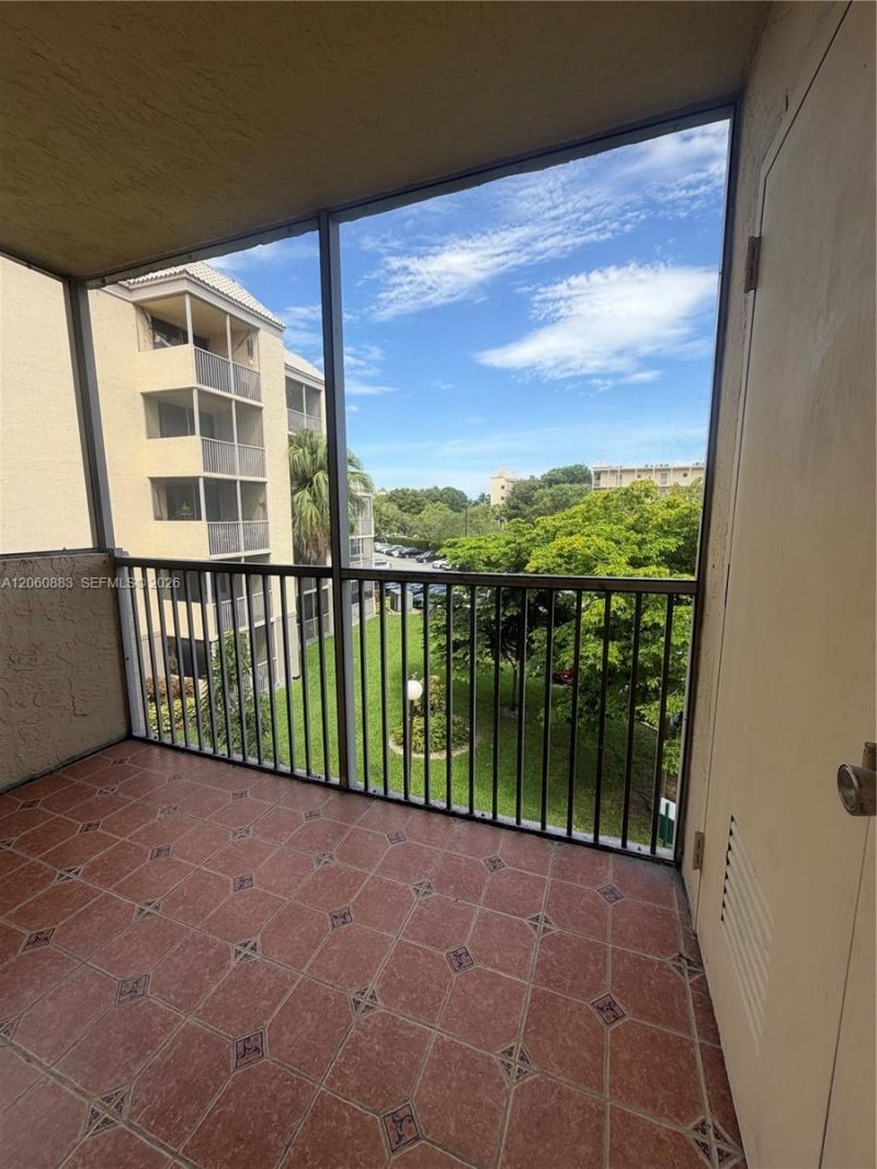 8205 Lake Dr , Unit 306, Doral, FL 33166 Photo
