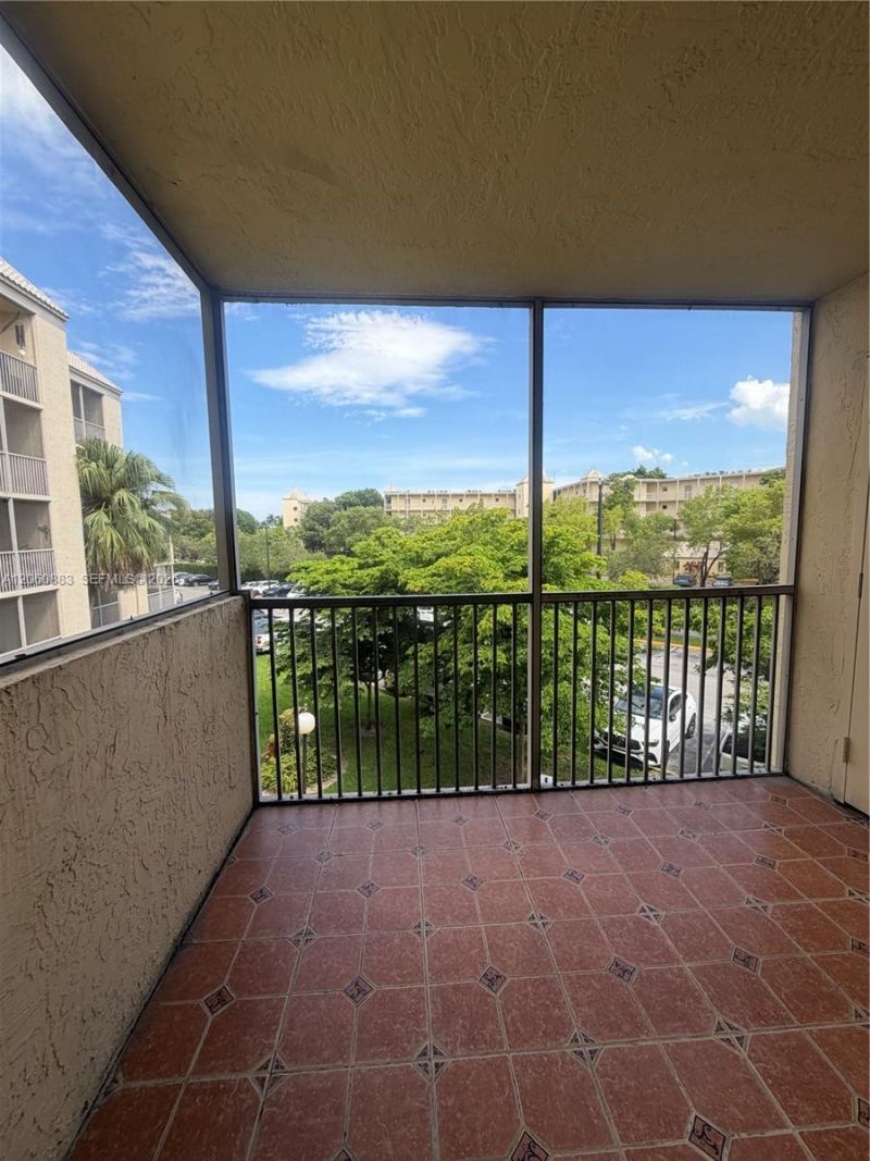 8205 Lake Dr , Unit 306, Doral, FL 33166 Photo