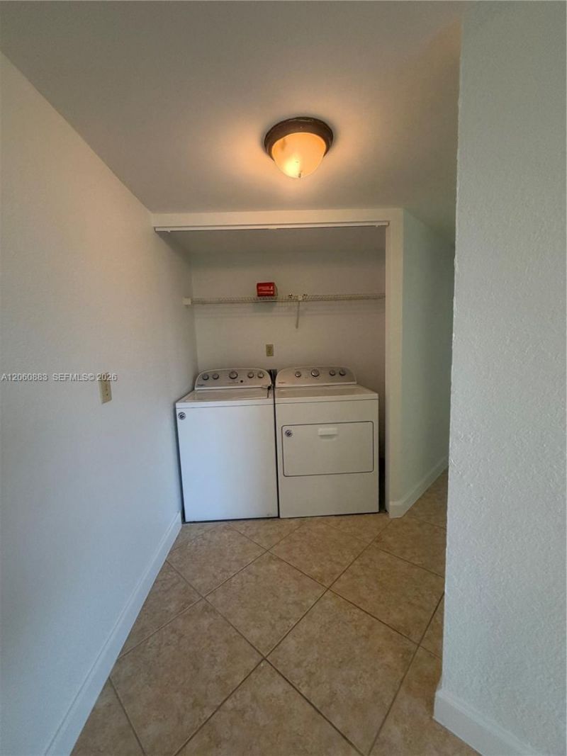 8205 Lake Dr , Unit 306, Doral, FL 33166 Photo