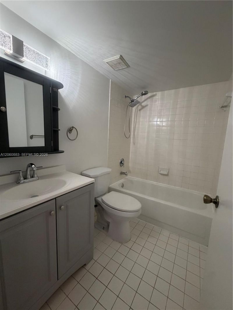 8205 Lake Dr , Unit 306, Doral, FL 33166 Photo
