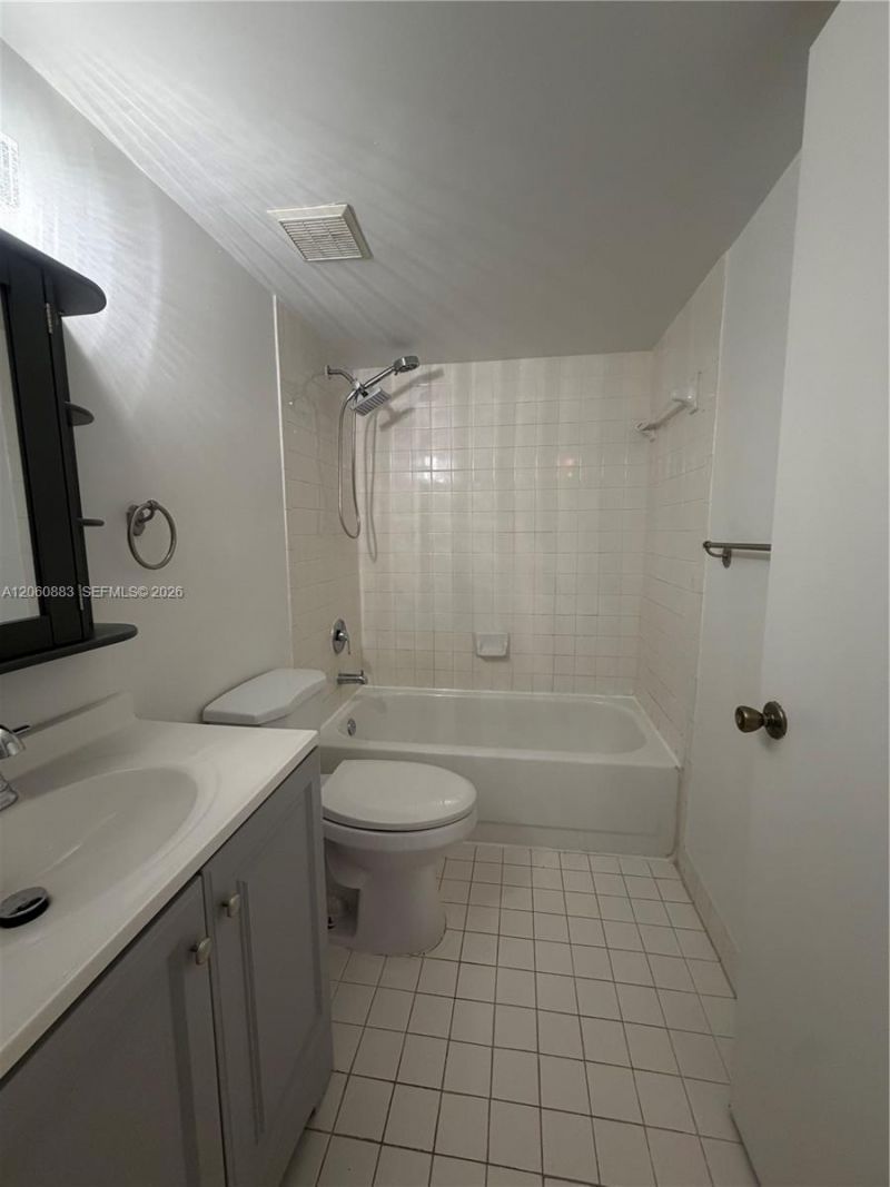 8205 Lake Dr , Unit 306, Doral, FL 33166 Photo
