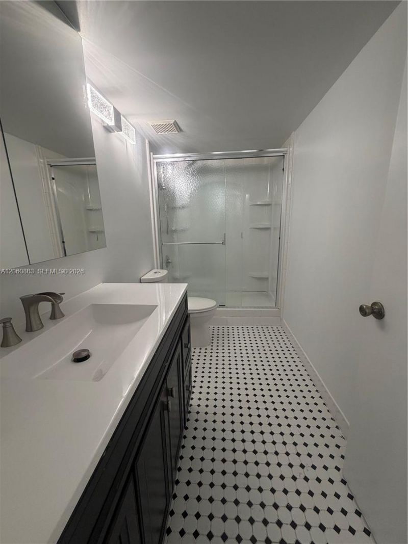 8205 Lake Dr , Unit 306, Doral, FL 33166 Photo