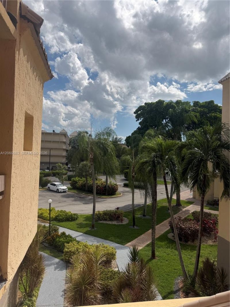 8205 Lake Dr , Unit 306, Doral, FL 33166 Photo