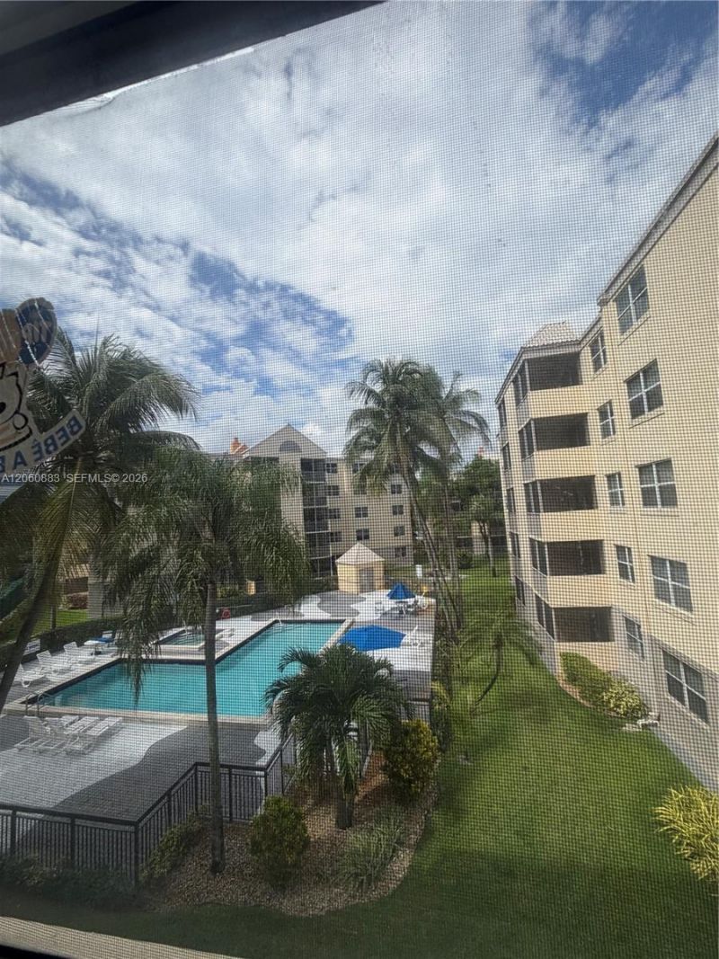 8205 Lake Dr , Unit 306, Doral, FL 33166 Photo