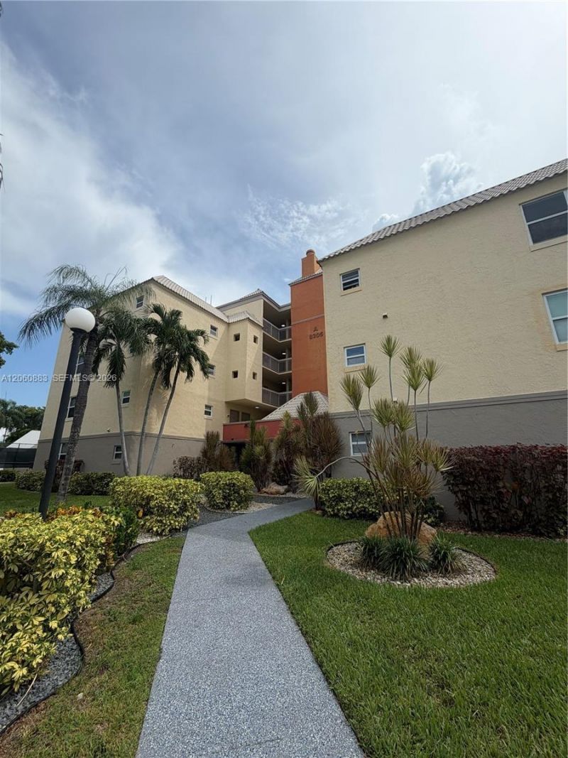 8205 Lake Dr , Unit 306, Doral, FL 33166 Photo