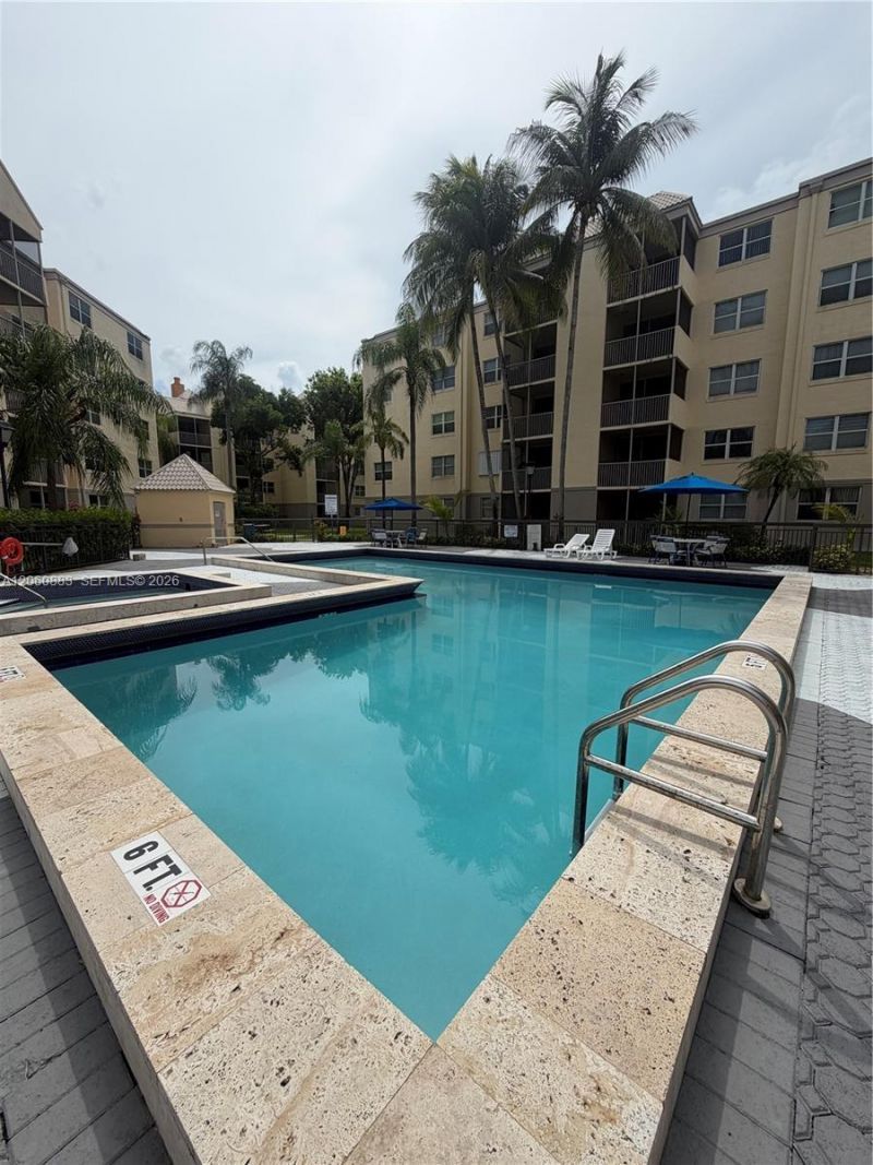 8205 Lake Dr , Unit 306, Doral, FL 33166 Photo
