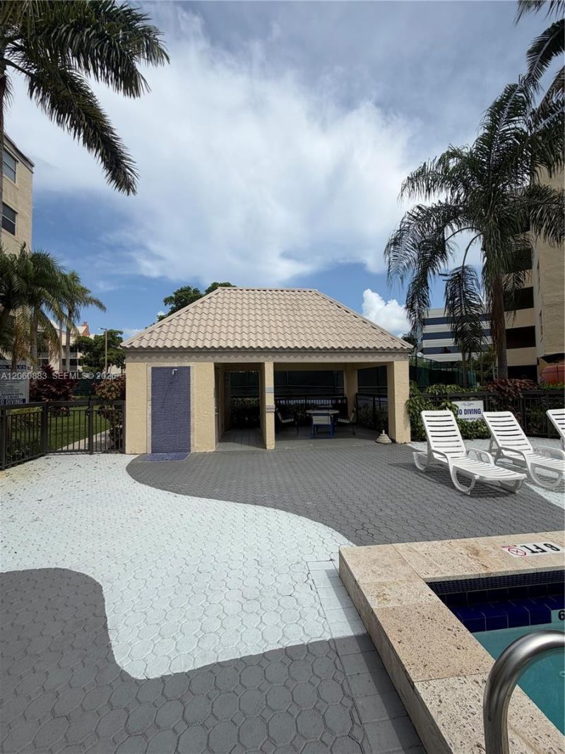 8205 Lake Dr , Unit 306, Doral, FL 33166 Photo
