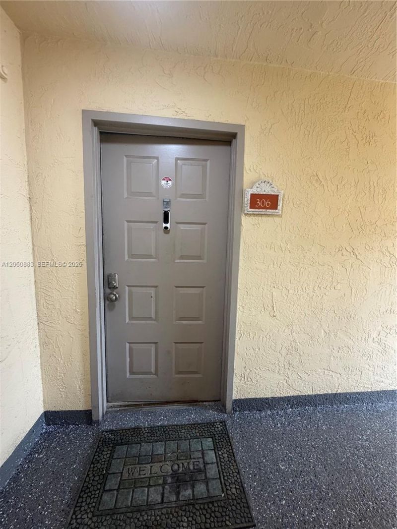 8205 Lake Dr , Unit 306, Doral, FL 33166 Photo