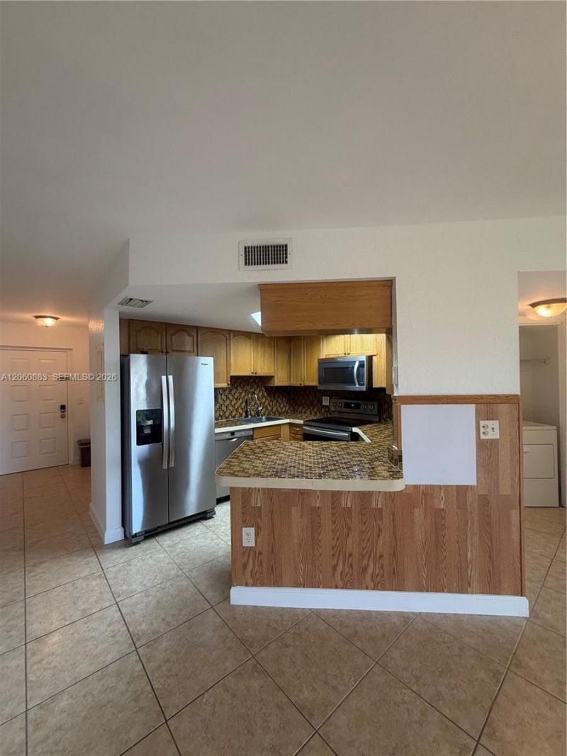 8205 Lake Dr , Unit 306, Doral, FL 33166 Photo