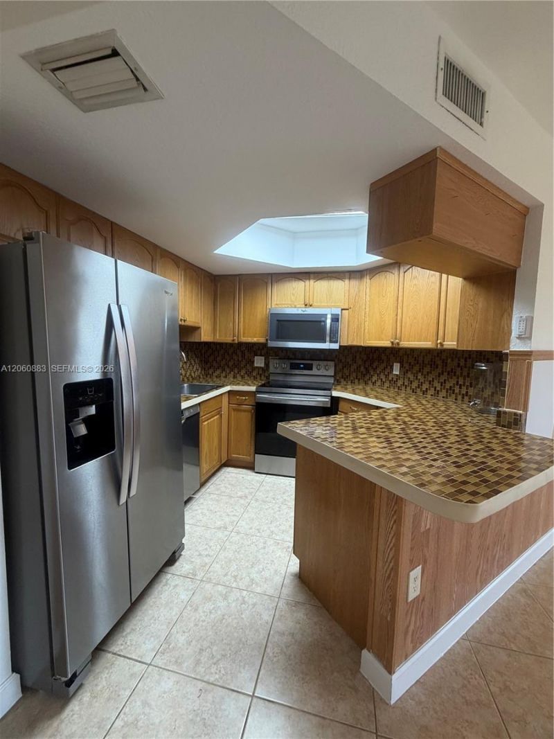 8205 Lake Dr , Unit 306, Doral, FL 33166 Photo