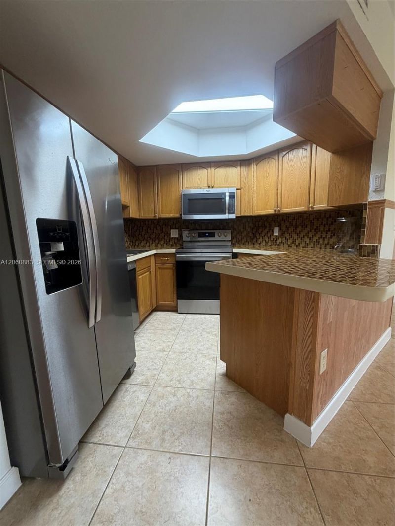 8205 Lake Dr , Unit 306, Doral, FL 33166 Photo