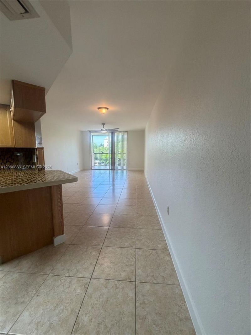 8205 Lake Dr , Unit 306, Doral, FL 33166 Photo