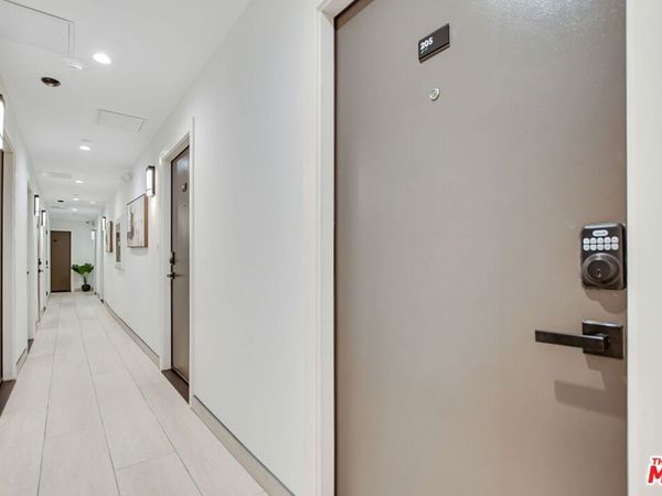946 S Ridgeley Drive, Unit 205, Los Angeles, CA 90036