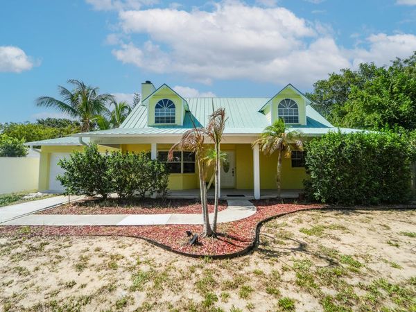 8645 SE Alabama Place, Hobe Sound, FL 33455