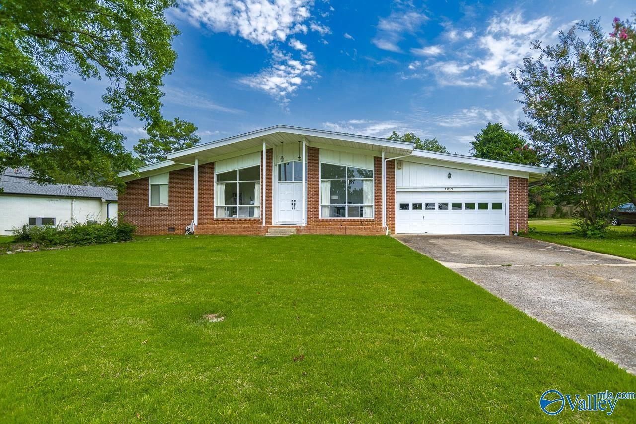 1217 Kingsway Road, Huntsville, AL 35802 Main Photo