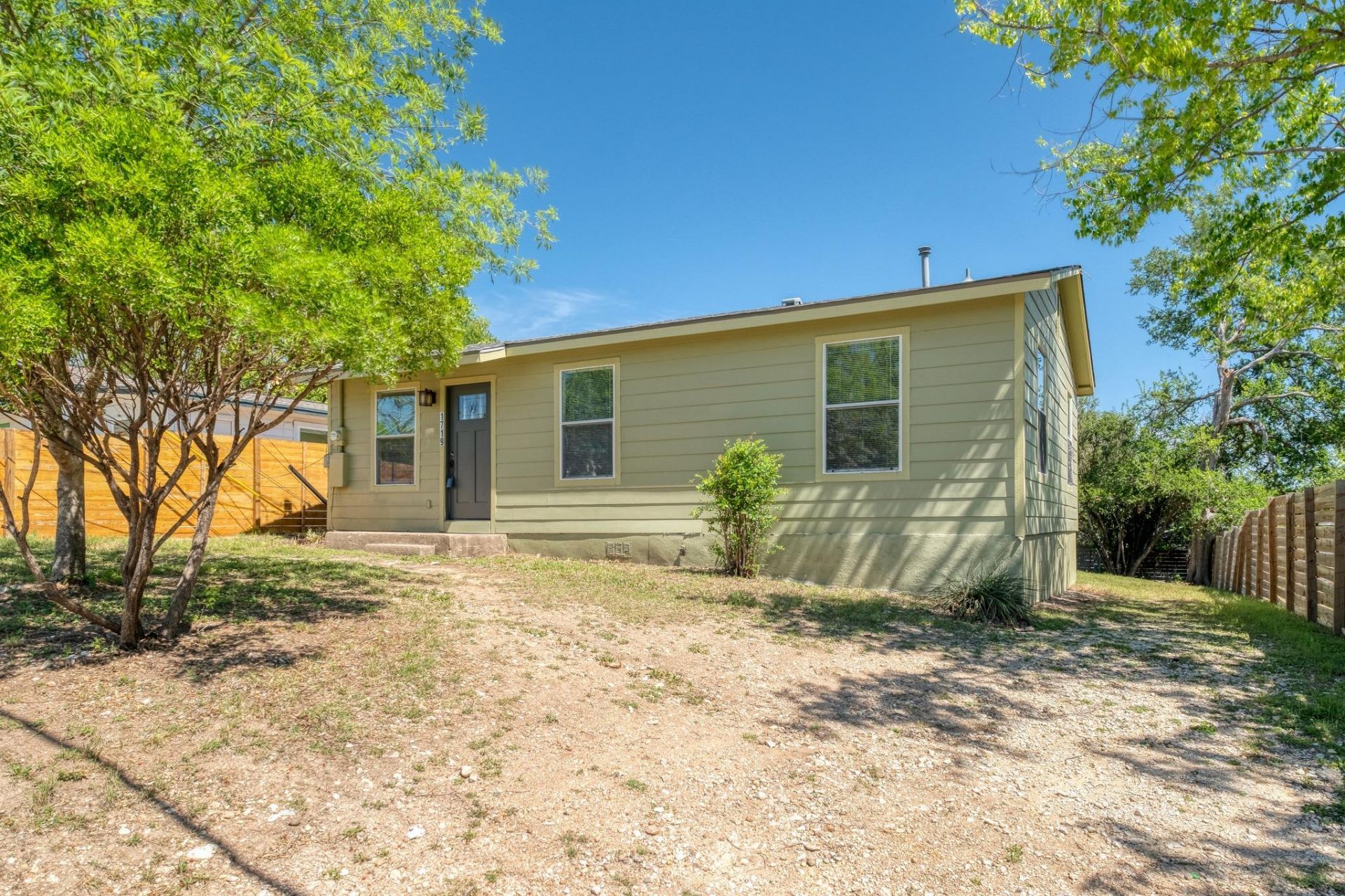 1719 Adina St, Austin, TX 78721 Main Photo
