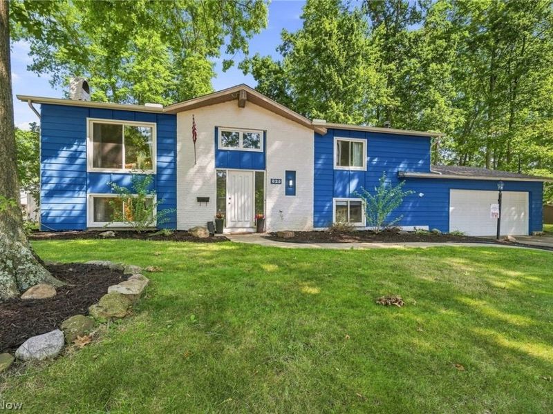 825 Valley Drive, Amherst, OH 44001 Photo 1