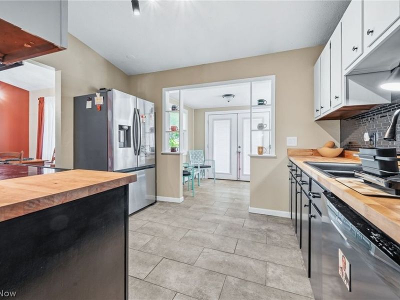 825 Valley Drive, Amherst, OH 44001 Photo 11