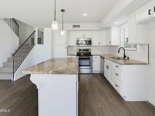 8913 W MARCONI Avenue, Peoria, AZ 85382