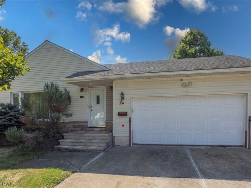 1668 Chelmsford, Mayfield Heights, OH 44124 Photo 2