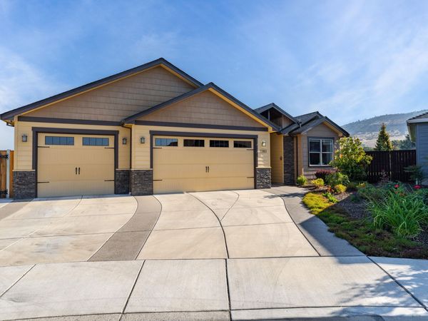 3283 Fallen Oak Drive, Medford, OR 97504