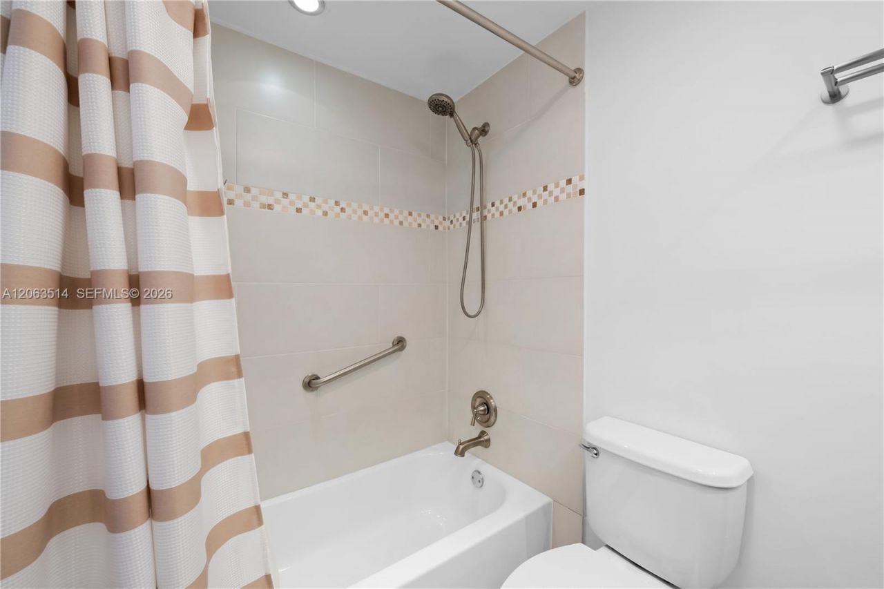 400 Diplomat Pkwy , Unit 704, Hallandale Beach, FL 33009 Photo