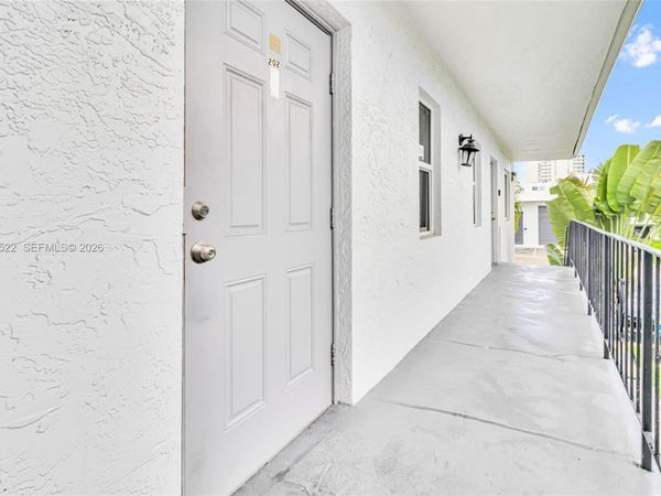 711 NE 2nd Ave, Unit 202, Fort Lauderdale, FL 33304