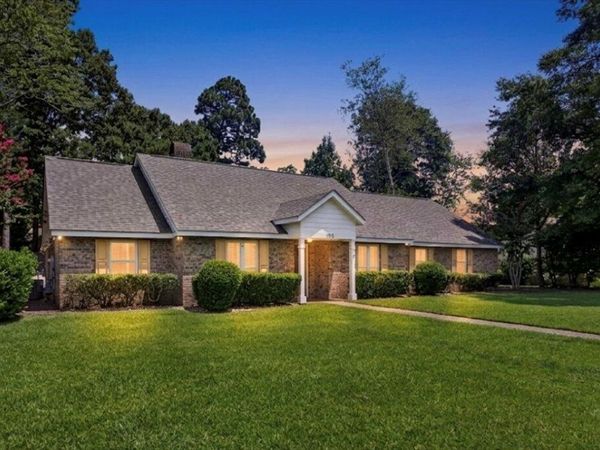 105 Wellington Cir., Hattiesburg, MS 39402