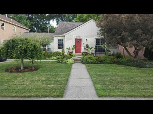 21824 S Elizabeth Street E, Saint Clair Shores, MI 48080