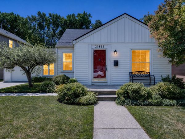 21824 S Elizabeth Street E, Saint Clair Shores, MI 48080