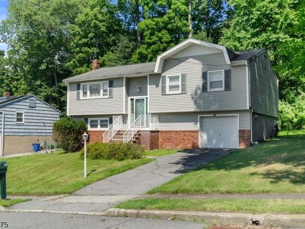 17 Stafford Dr, Wanaque, NJ 07465