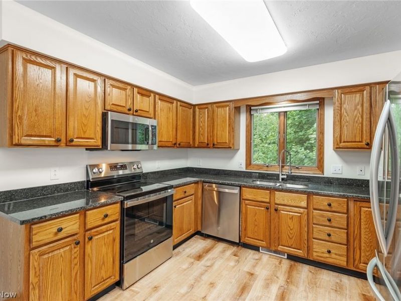 114 Barkwood Drive, Wadsworth, OH 44281 Photo 12
