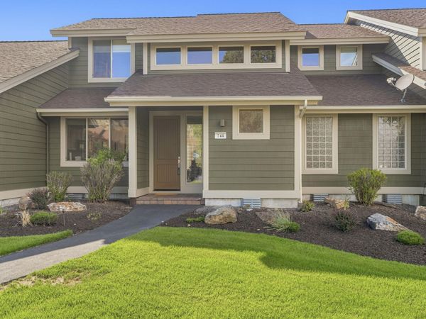 743 Sage Country Court, Redmond, OR 97756